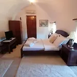 فيلة Mani Charabos Stavríon