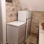 Mani Charabos *