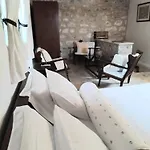 Mani Charabos فيلة Stavríon