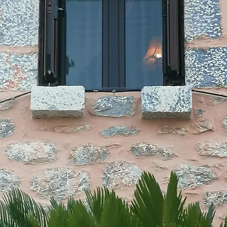 Mani Charabos *