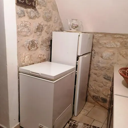Mani Charabos *