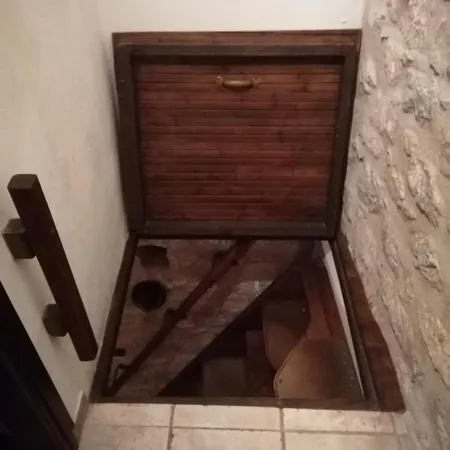 Vila Mani Charabos
