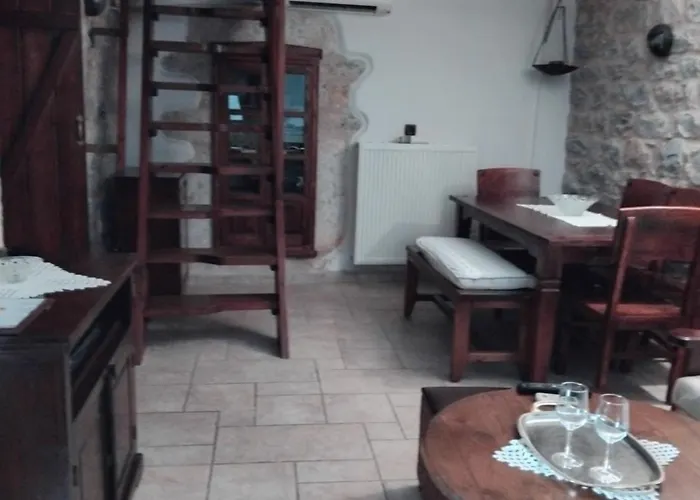 Mani Charabos Βίλα